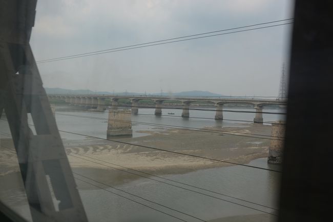 車窓の風景。<br />川を渡るとき必ず橋桁の残骸が平行している。かつて日本統治時代複線で満州へ向かう大動脈だった時代の名残を感じる。