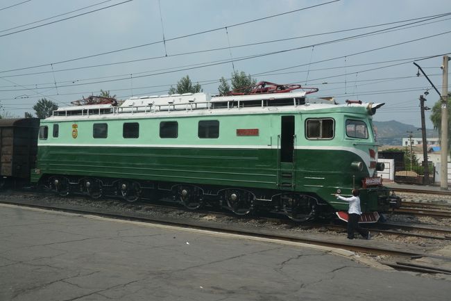 駅に停まっていた比較的新しい機関車。