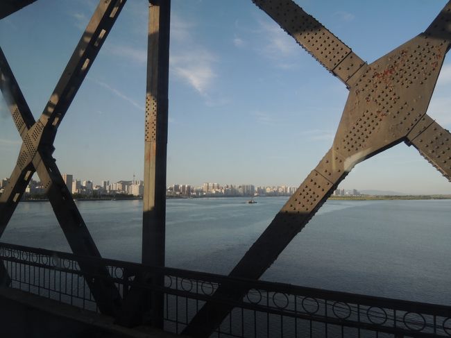 パスポートが戻され列車が動き出したとき一気に肩の荷が下りた。今後北朝鮮へは入国は鉄道にして帰国は空路にした方が気分的には楽かもしれないと今回感じた。<br /><br />鴨緑江に架かる鉄橋をゆっくり渡り、丹東には中国時間の１６時３０分（北朝鮮から１時間遅れ）に到着した。