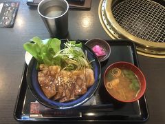 昼ご飯はなんと3600円もする米沢牛のステーキ丼です!
元々こんな予定ではなかったんですけど、食べとかないと後悔するみたいな気持ちになってしまい…

…とはいえ、無茶苦茶美味しかったですし、予算オーバーについては夕飯を切り詰めればいいやと無理やり納得することにしました笑。