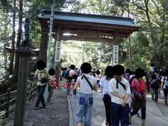 正式には高尾山薬王院有喜寺というんですって
真言宗智山派の大本山で関東三大本山（成田山新勝寺、
川崎大師平間寺）と並ぶお寺

実は私、神社仏閣が大好き♪
ビアマウントに誘われたのもありますが、薬王院の
境内にも興味津々だったんです

浄心門までやって来たけど、台風の強風で倒木が
あったりしてこの道からは先に進めず
門の右手にある木製の階段から回り道をして
頂上を目指す事になります

