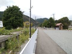 陸前矢作駅。ホームと駅名標の残骸は残るもレールは途切れている。