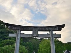 ●和霊神社

もうだいぶ陽も暮れてきましたが、明日もいろいろ周る予定なので、この日のうちに、ホテルから歩いて数分のところに鎮座する「和霊神社」へお参りしておくことに。

さっそくこの大きな石の鳥居をくぐり、須賀川に架かる橋を越えて、神域へ足を踏み入れていきます。