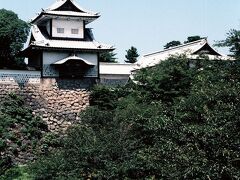 金沢城跡に着くと、白壁が特徴的な石川門が出迎えてくれた。
ここは、やはり金沢の象徴的な景観と言えよう。
金沢城は、加賀前田家百万石の居城だが、建物はあまり残っていない。