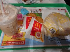 レストラン街もみんな開店前なのか臨時休業なのか

開いてるとこがマックかスタバしか見えなかったのでマックへ。
やっぱり空いてる