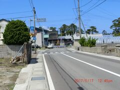 JR津軽線、蓬田駅（よもぎだえき）
　スーパーを過ぎると、青森市は終了して、蓬田村に入る。青森市は浅虫温泉地から入り、ここ迄なので、長かったなｱ～。
　国道280号線を更に進むと、やがて、JR津軽線の蓬田駅は、昭和６年の開業で、青森駅より１９．１ｋｍ、東京より７５８．８ｋｍの駅だ。駅舎は、平成２０年に竣工した新しい駅舎であった。無人駅で、待合室のみの駅舎である。
