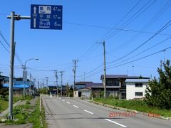 瀬辺地駅通過
  瀬辺市駅辺りまで歩いて来た。ここに道路標識があり、外ヶ浜６ｋｍ、平館１７ｋｍそして自分の目的地である龍飛までは４７ｋｍとある。龍飛までは2日間掛けての歩行であるが、あと少しで、この奥州街道歩きも終了するのだろう。
