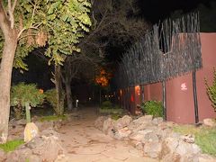 ロッジに戻ってくるともう真っ暗です。
（写真はフラッシュを焚いています）
部屋に行くのにも懐中電灯が必要です。