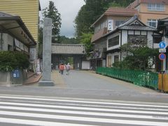 瑞巌寺の本堂へと続く入口だけを横目に眺めつつ…。