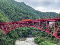 新山彦橋を通過する電車