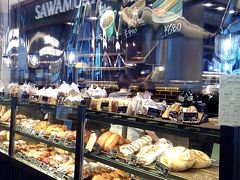 新宿NEWoManフードホールには、５店舗の飲食店が入っていました。
フードホールの営業時間は朝７時から25時とフロアガイドには記載されていましたが、コロナ感染症拡大予防の関係で22時には閉店しているとのことでした。

フードホールの入り口には『ベーカリー&レストラン沢村』さんが入っていました。

美味しそうなハイクオリティブレッドがたくさん並んでいました。