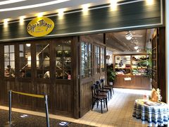 東京・銀座『キラリトギンザ』4F【Eggs ‘n Things】

【エッグスンシングス】銀座店の写真。

同じフロアにあるエッグスンが空いていたので、入ることにします。

1974年にハワイで誕生して以来、地元の人々をはじめ、
ハワイを訪れる世界中の旅行客に人気のカジュアルレストラン。
朝に限らず、昼でお夜でも美味しいボリューム感のある
ブレックファーストメニューが楽しめる。
都内3号店目となる銀座店は中央通りに面してテラス席が設けられ、
都心にいながら開放的な雰囲気で楽しめる店舗。
ブレックファーストはもちろんのこと、銀座の在宅な夜景を
眺めながらハワイアンなディナーをお楽しみ頂けます。