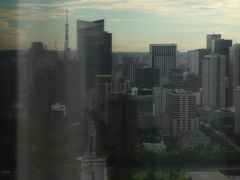 部屋タイプは、デラックスルームツインの皇居御苑ビュー。
左側を見ると東京タワー、虎ノ門ヒルズ、東京ワールドゲート。
その東京ワールドゲートの31～36階に、東京エディション虎ノ門が今月16日、いよいよオープンする。

フォーシーズンズホテル東京大手町ブログで検索しても、ほとんどヒットしないが、エディション虎ノ門で検索するといっぱいヒットする。
まだ開業前なのに（笑）