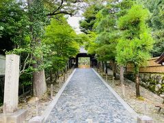 昼食の後は銀閣寺へ。
参道のお店も半分くらい閉まっている感じ…
個人的にはすいているのはありがたいですが、これは大変そう。
