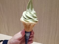 食後、横浜ニュウマンへ。
ぶらぶら歩いたあと「蜷尾家」のソフトクリーム。

