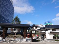函館駅前にハコビバがオープンしてました。
駅を出て左側です。右側に行くと朝市どんぶり横丁市場があります。