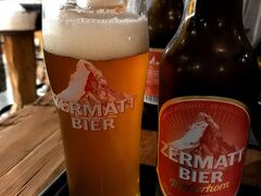 ツェルマットでのディナーはRosstallというレストランにて。
まずはツェルマットビールで乾杯。ハイキング後のビールは最高に美味しい！