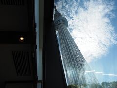早めに到着したので、ソラマチをブラブラしながら寿し常さんでランチ。
スカイツリーが見えるお席でした。
