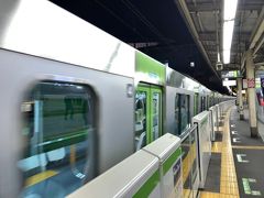 　代々木駅で山手線に乗り換えて品川駅で下車します。
　山手線は少し混んでいました。