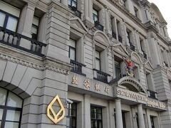 外灘に出てきた。ここは外灘7号、「盤谷(バンコク)銀行」。
黄浦区中山東一路７号。1907年竣工。この建物は以前、大北電報公司の社屋として使われ、主に中国や朝鮮半島、日本などに電報を発信していた。
