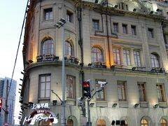 チャップリンも宿泊したというアスターハウスホテル（浦江飯店）。黄浦路15号。
1846年に礼査飯店として開業、上海初の洋式ホテル。日本占領下においては将校クラブ「偕行社」、その後米国海軍クラブとして利用された。1959年に上海の手に渡り、浦江飯店となり、バックパッカーの安宿として、すぐそばの船着き場から宿泊客が大挙して押し寄せたとか。
