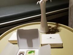 ホテルに帰ったら、ターンダウンサービスのチョコがありました。
最後の夜は、NIKKOホテルに宿泊。
バスタブと安心の日系ホテルのサービスで、ほっとしてから帰ろうという作戦です。

今回の旅は２都市滞在して、どちらもすごく楽しめましたが、やっぱりシェムリアップは特別ですね。赤土の埃っぽい熱い空気と、スケールが桁違いの遺跡、毎晩お祭りのパブストリート、独特の生活感、などなど。
ホーチミンはかなり都会で、不自由なく、予想通り楽しめたという感じです。

今度はハノイ経由で、見れなかったほかの遺跡を見に、シェムリアップに行ってみたいと思いました。