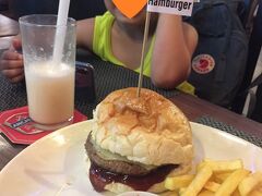 アンジェリーナジョリーがよく来たというお店「ＲＥＤ　ＰＩＡＮＯ」に行きました。クメール料理が口に合わない息子君、ようやくハンバーガーが食べられる！と思いきや、独特の味のハンバーガーで少ししか食べられない。。