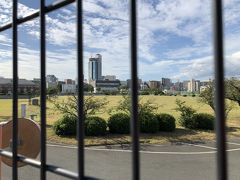 浄水場の大きな敷地の横を進み