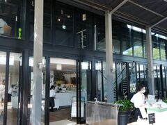 取りあえず昼食と言うことで、以前から気になっていたラ・テラッツア芦ノ湖でランチにします。
コロナ対策のため、入口で名前と人数を書いて呼ばれるのを待ちます。この日は40分待ち、実際は30分で呼ばれました。