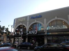 LA　LA　LANDO
詳しくは知りませんが、ヒットしたミュージカル映画の題名です。
ロサンゼルスの愛称なのでいつもある看板なのかな。ショッピングセンターのようです。
