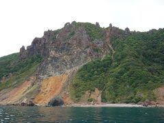 奇岩が林立する赤岩海岸は、ロッククライミングの練習所として有名らしいです。
点のようなリュックだけが見えました。
陸側からはハイキングコースもあるとか。