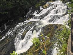 日光より、いろは坂を上り、中禅寺湖の上流の「竜頭の滝」までドライブ。長さ２００ｍを超える長い滝です。