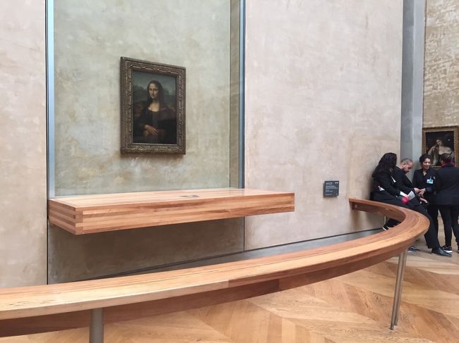 モナ・リザ。<br />23年前の1994年、美術に疎すぎる私が心に残ったモナ・リザ。<br />その時は近くで模写をされてる方が数人いて、<br />少し暗めの廊下みたいなところに展示されていました。<br />ガラスも木もなく、１ｍくらいのところから見られたのを思い出す。<br /><br />これからもたくさんの方々から鑑賞されるされるんだろうなぁ＊^^＊