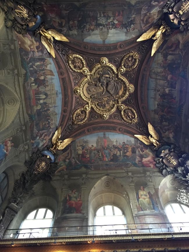 高い天井を見上げて、