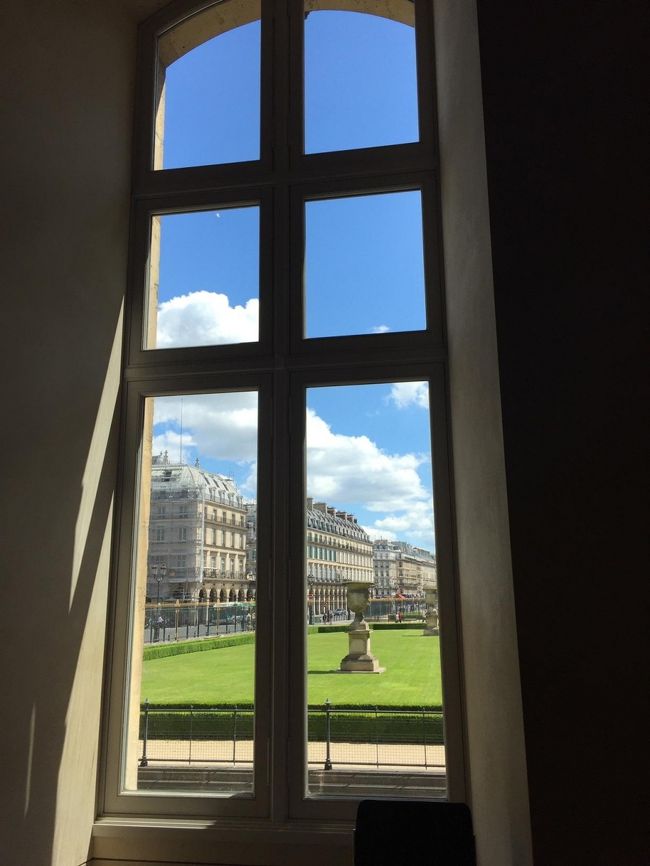 窓から見える景色。<br />青、白、緑に映える建物、素敵すぎる組み合わせ。<br /><br />