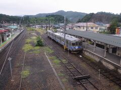 終点の大鰐駅に到着。
跨線橋を渡り、改札口へと向かう。
隣は、ＪＲ奥羽本線の大鰐温泉駅となっている。
雨は相変わらず降り続いていた。