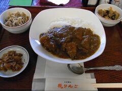 温泉に浸かった後、列車の時間までまだあるので、館内の食事処『花りんご』で、大鰐ポークを使ったポークカレーで昼食とした。
サラダ付だったのだが、生憎切らせているということで、お詫びに手作りの小鉢をいただいたのだが、３つも出て来て驚いた。
そのカレーも小鉢も、とても美味しかった。