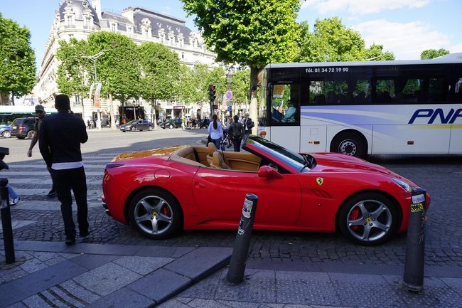 フェラーリも。<br />プラチナ通り（東京・白金台）にオフィスがあったときは、<br />ほぼ毎日、フェラーリを何台も見てました^^<br />白、黄色、青、黒、赤と色とりどりのフェラーリを。<br />国産車はレクサスくらいしかみないし、<br />プラチナ通りってそんな世界なのね！と感心しながら^^♪