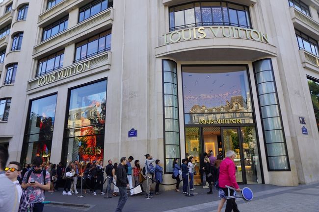 ヴィトン本店？！<br />入店待ちの列。<br /><br />せっかくフランスに来たからと、<br />列が少なくなったタイミングで少しだけ待って入店。
