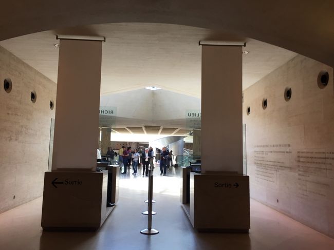 出口へ向かうと、