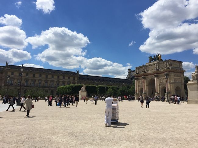 ルーブル美術館を出てお散歩へ。