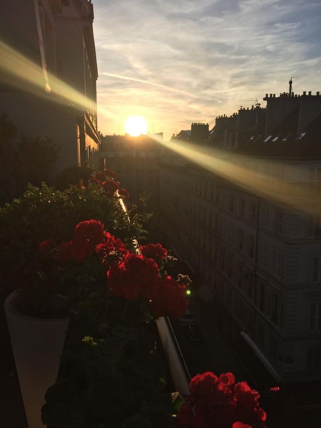 ホテルへ戻り、ベランダから沈む夕日を。