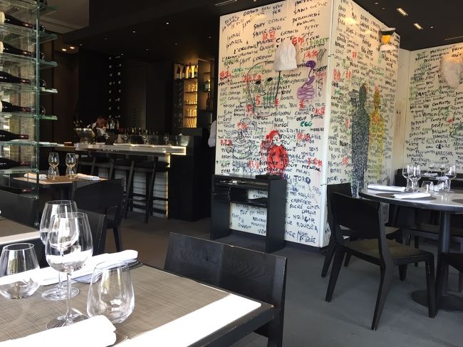 こんなお店^^<br />店員さんが、旦那さんに旦那さんのスーツについて話かけてました^^<br />柄入りの折りたためる持ち運び可能なカジュアルスーツ。<br /><br />そんなことで話しかけてくるなんて、<br />さすがフランスの方だなーなんて思いつつ眺める^^