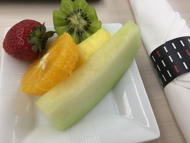 ＣＡさんが何度も私のところへ来られて、<br />「フルーツはいかがですか」<br />「アイスクリームはいかがでしょうか」「コーヒーは」とニコニコ笑顔で聞いてくださる。<br /><br />ではお言葉に甘えていただきます。<br />「フルーツを^^」<br />フルーツ大好きー♪♪ありがとうございます♪