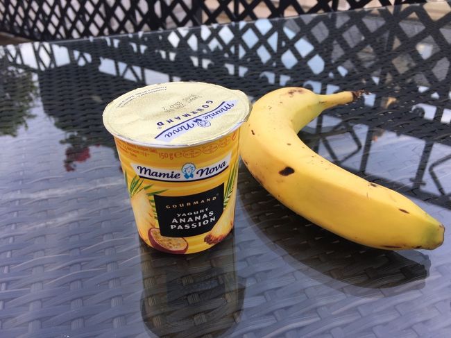 翌朝のごはんは、バルコニーで。<br /><br />ホテルの隣にある小さなお店で購入。<br />優しいおじ様のお店でした☆彡