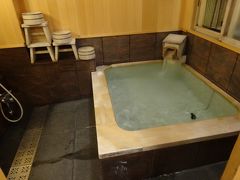 　１階の貸切り湯は、旅館・加茂川の自慢のひとつ。宿泊客ならだれでも１回、３０分利用できます。子連れで３０分は短い感じもあるけど、今日はガラガラなので、あまり神経質にならずに済みそう。