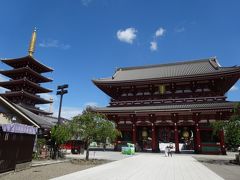 　はじめて来た浅草寺。どっしり立派、青空に映えます。