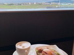 窓際の席で朝食をいただきました。

ベーコンエッグアボカドトースト、味はとても良いのですが、卵が半熟でこぼれ落ちるのでとても食べにくい。