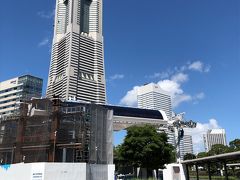 翌朝は桜木町へ。

JR桜木町駅前の広場に何か建ててます。