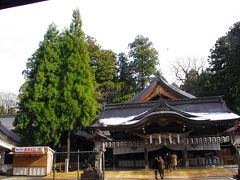 鶴来まで来たので、少し歩きますが、加賀国一ノ宮白山比咩神社へ行ってみることにしました。
徒歩で30分ほどです。
行きは少し登って山側(裏側になるのでしょうか)から境内に入りました。
それほど山の中という感じはしませんでしたが、この辺りでも少しだけ雪が積もっていました。
お参りをして、参道を下り、駅の方へ向かって歩くと、加賀一の宮駅の跡が。
線路跡も一部残っていて、寂しさを感じますが、利用者が少なければ廃止されるのも鉄道の常です。残念ですが。